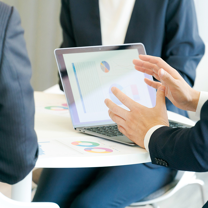 資料を元に会議をしている様子。「営業本部 営業企画部」のイメージ写真