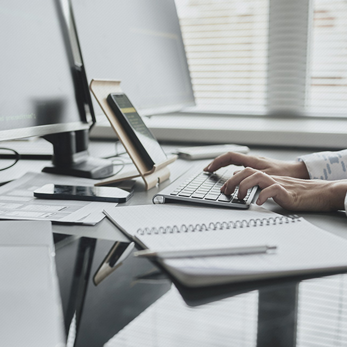 コーディングをしている手元。「WEBコミュニケーション事業部」のイメージ写真