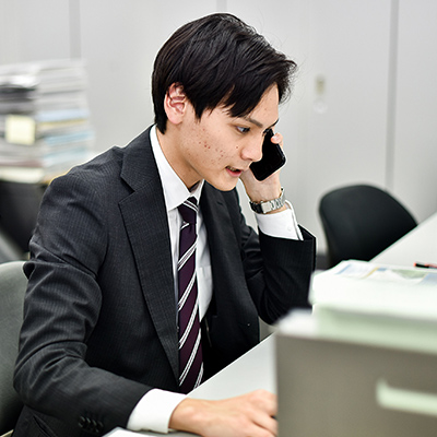電話をしている社員