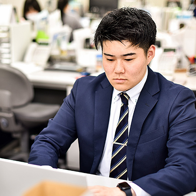 パソコンに向かって仕事をしている社員