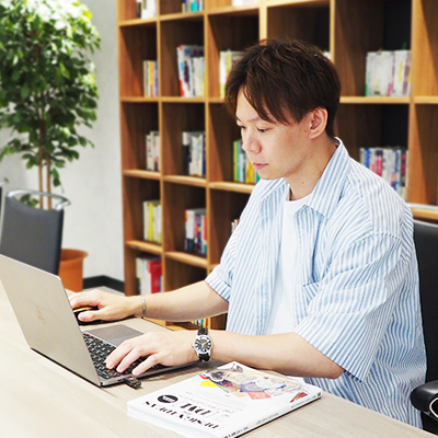 パソコンに向かって仕事をしている社員