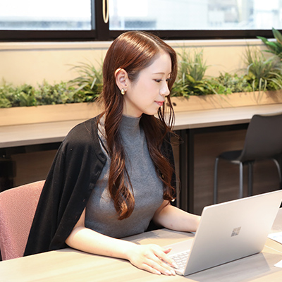 パソコンに向かって仕事をしている社員