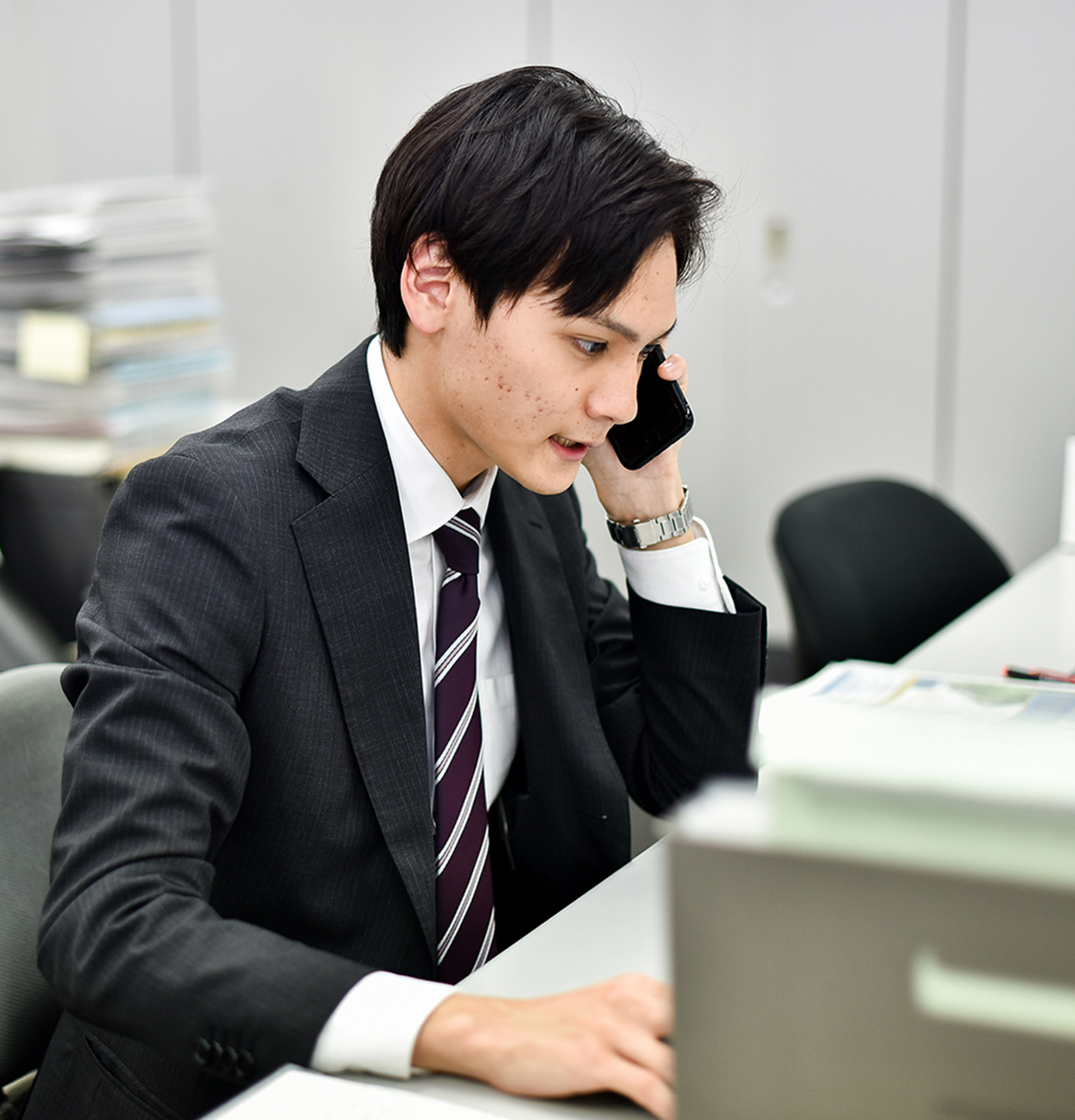 電話をしている社員