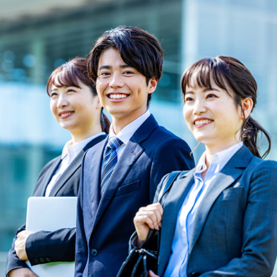 	就職活動してる３人の笑顔のイメージ写真