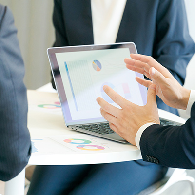 資料を元に会議をしている様子のイメージ写真