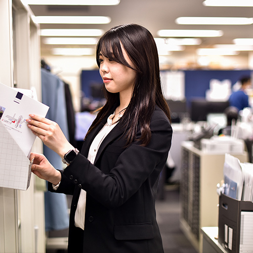 社内で仕事中の営業企画部社員